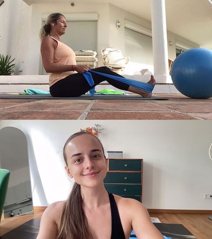 Lili Nowicki auf der Matte vor dem Laptop, daneben eine Klientin mit Gymnastikball im Videotraining
