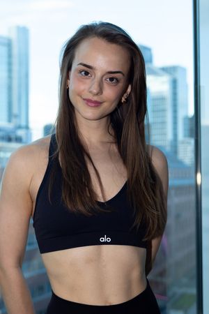 Porträt von Lili Nowicki in Sportkleidung vor der Frankfurter Skyline